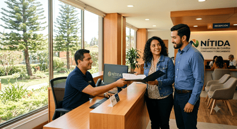 Analista de la cooperativa recibiendo la documentación financiera del socio